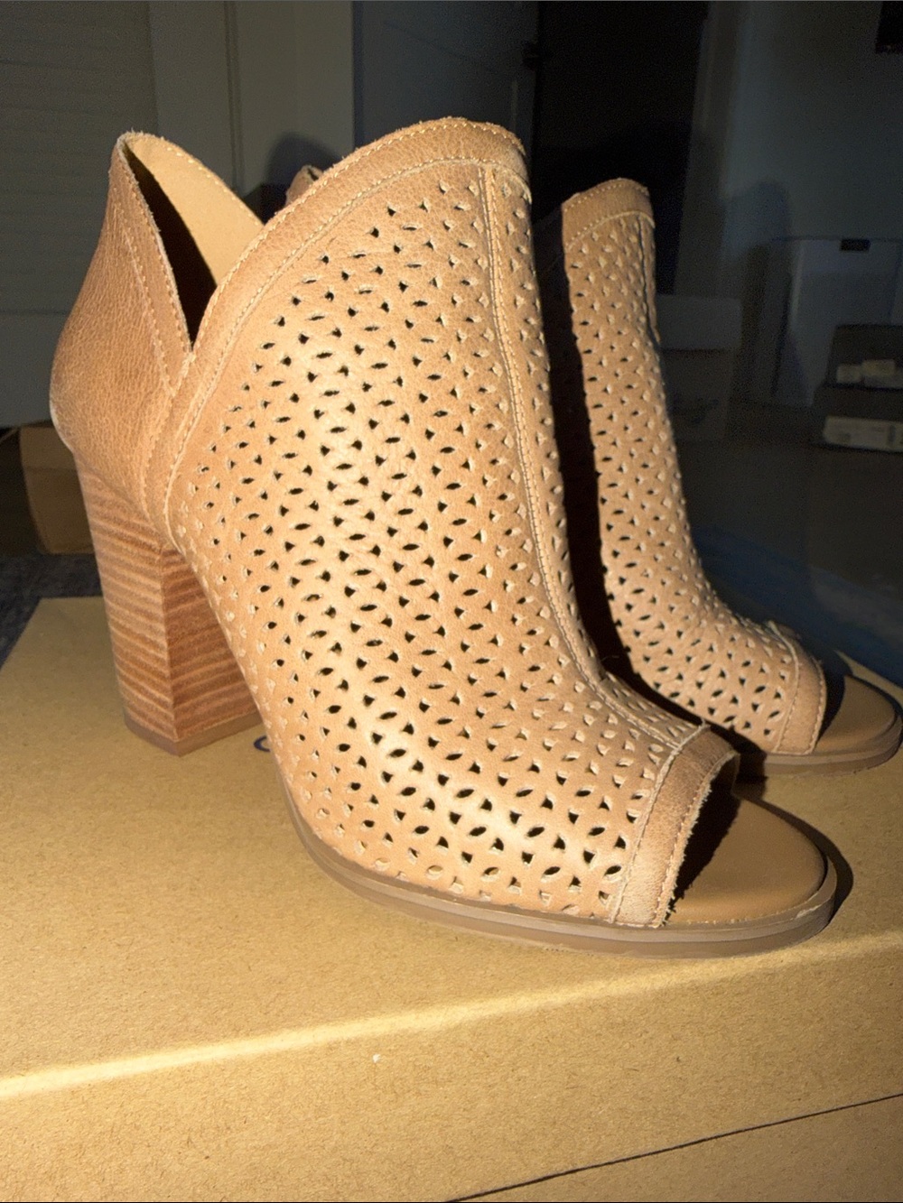 Lucky Brand women’s Tan sesame heels